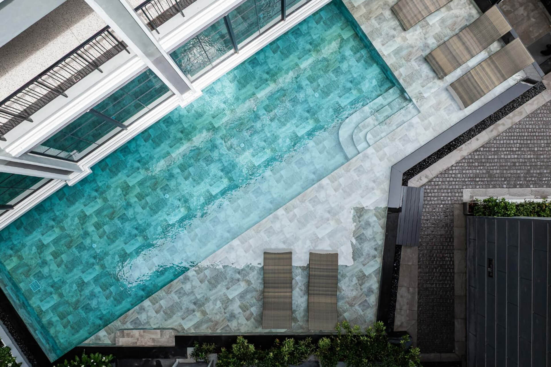 DV370 – Stone Tile Elegance
